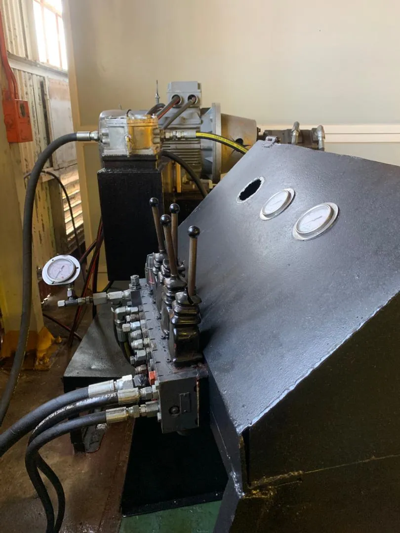 Hydraulic cylinder being pressure tested